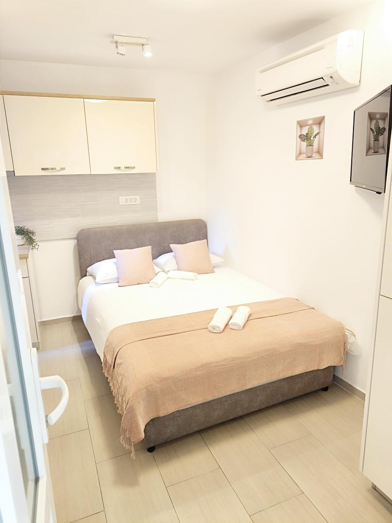 Central Apartment & Room Niko Split Exterior photo