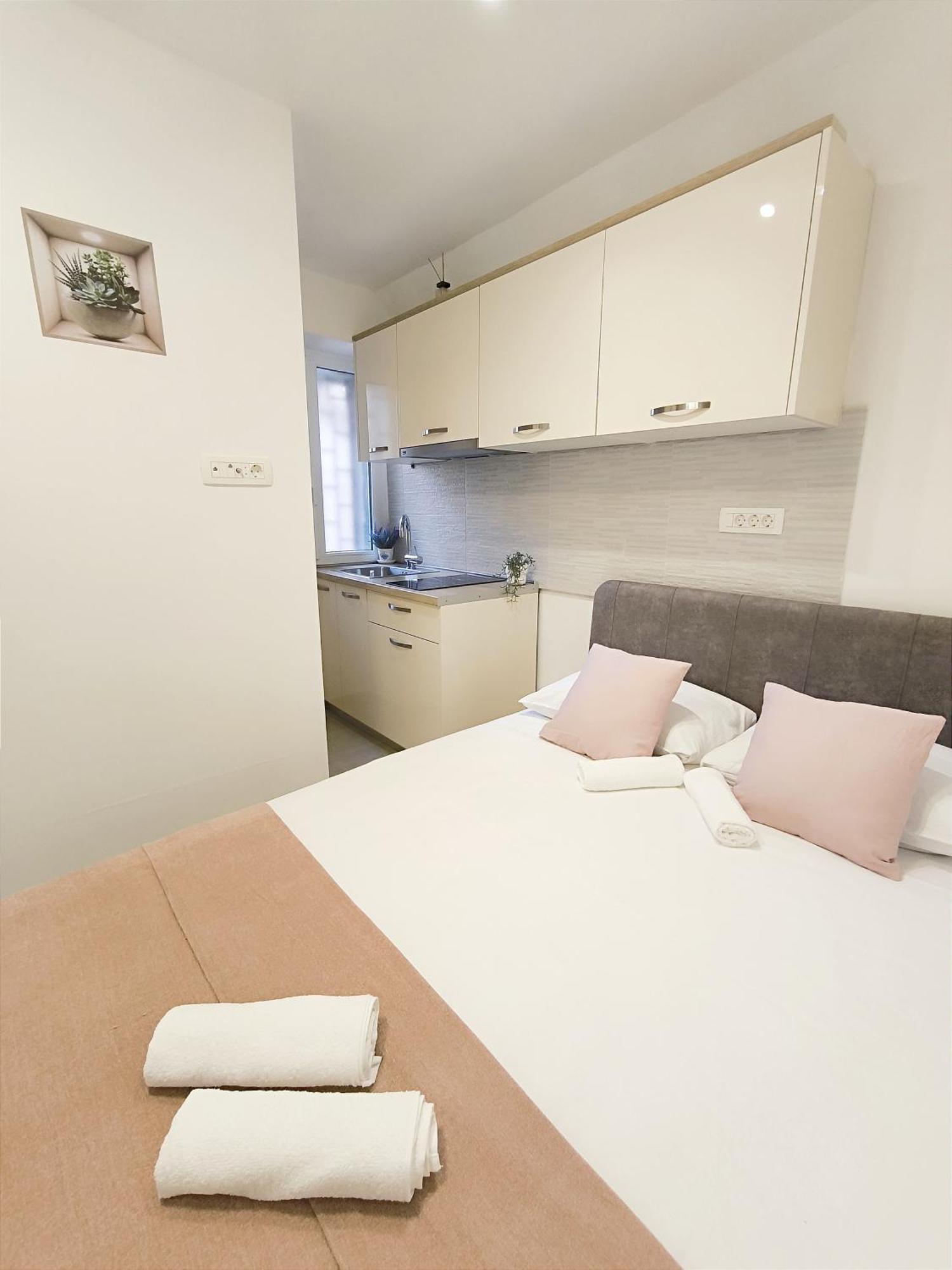 Central Apartment & Room Niko Split Exterior photo